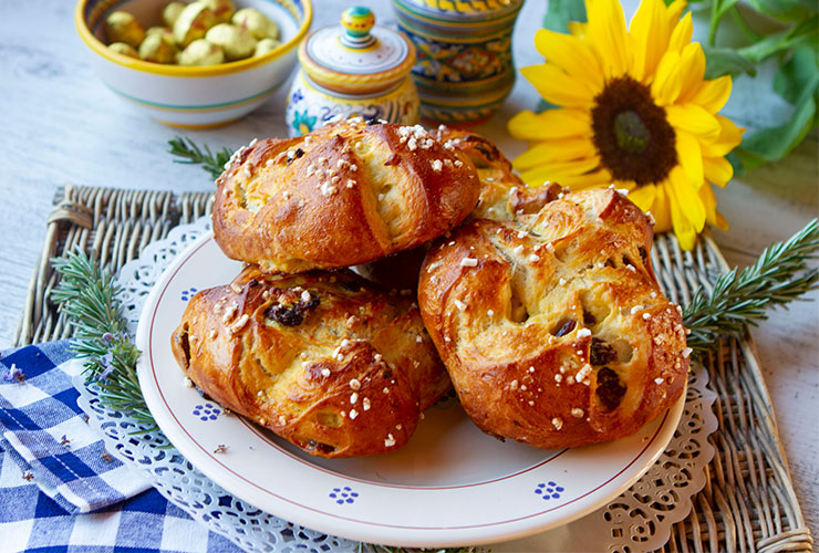 Pan di Ramerino {Sweet Easter Buns}
